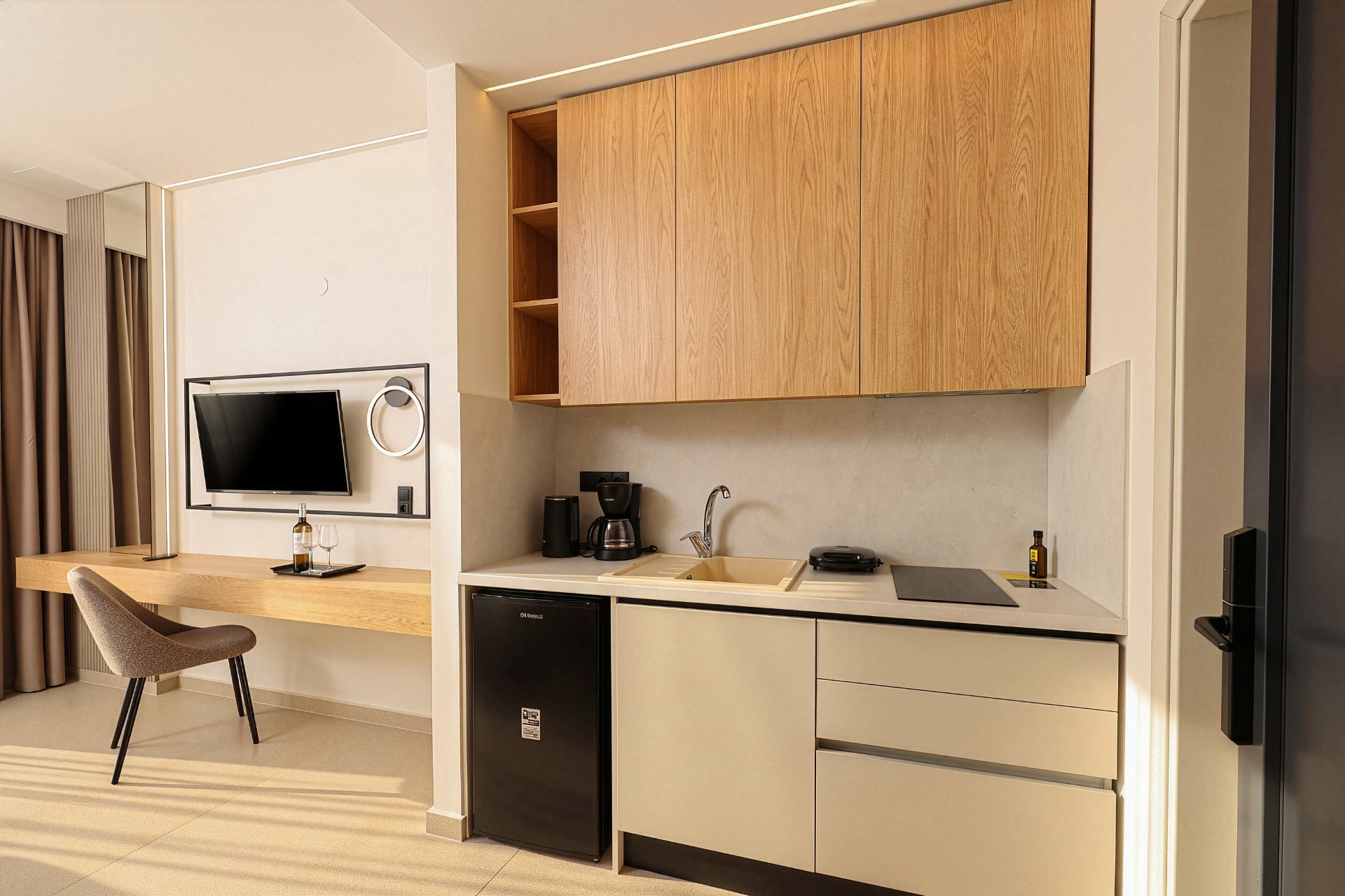 King Studio kitchenette with coffee machine, kettle, hob and fridge
